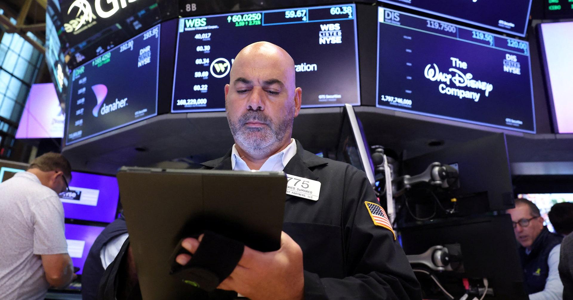 S&P 500 and Nasdaq Stall as Netflix Drags Down Markets Amid Economic Uncertainty